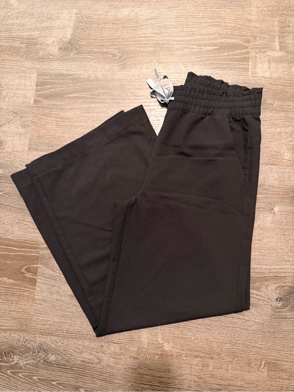 Figs Women's Isabel Ruched Wide-Leg Scrub Pant Black